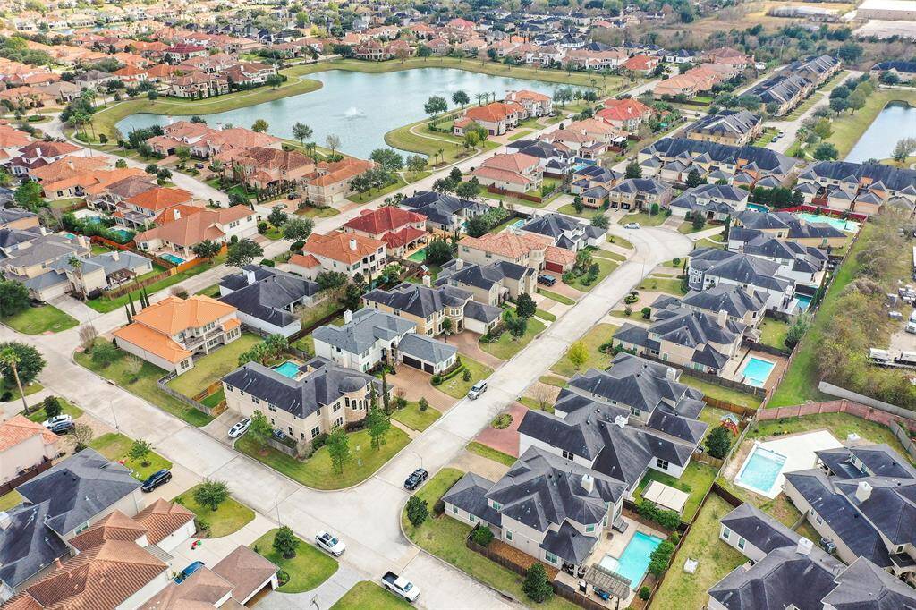 All in all a true gem in an amazing subdivision with lakes and trails,