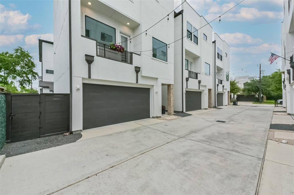 This modern gated communityoffers security and style in aprime location. Featuringcontemporary architecture, treelined streets, and a wellmaintained entrance, theneighborhood provides a blendof privacy and convenience.Enjoy easy access to nearbydining, shopping, andentertainment while cominghome to a peaceful, upscalesetting.