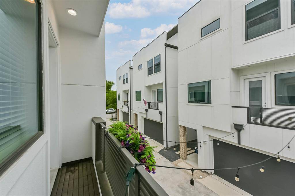 This modern gated communityoffers security and style in aprime location. Featuringcontemporary architecture, treelined streets, and a wellmaintained entrance, theneighborhood provides a blendof privacy and convenience.Enjoy easy access to nearbydining, shopping, andentertainment while cominghome to a peaceful, upscalesetting.