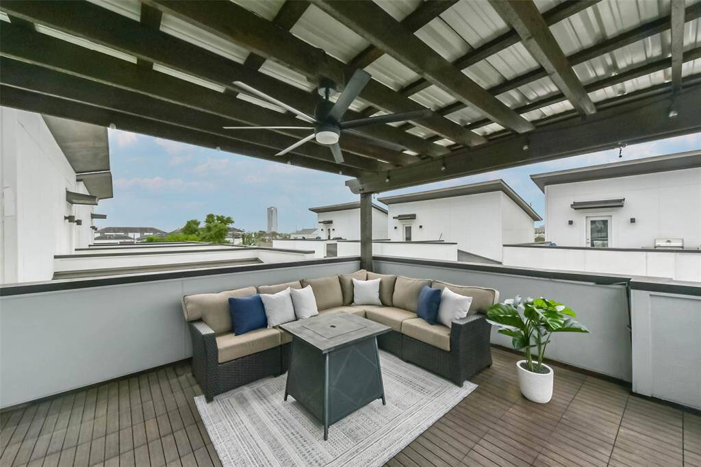 This spacious rooftop patiooffers a covered pergola with aceiling fan for comfort andshade. Enjoy outdoorentertaining with plenty of spacefor seating, grilling, and relaxing.Watch TV under the open sky orhost gatherings with stunningcity views. The wood-lookflooring and modern railingenhance the stylish design,making this private retreatperfect for both entertaining andunwinding.