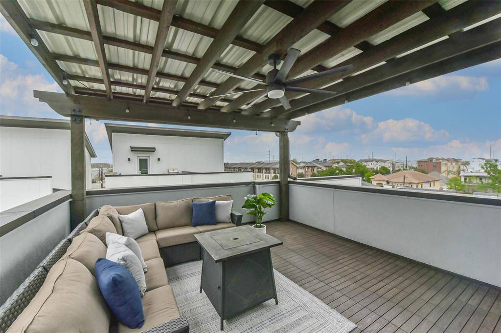 This spacious rooftop patiooffers a covered pergola with aceiling fan for comfort andshade. Enjoy outdoorentertaining with plenty of spacefor seating, grilling, and relaxing.Watch TV under the open sky orhost gatherings with stunningcity views. The wood-lookflooring and modern railingenhance the stylish design,making this private retreatperfect for both entertaining andunwinding.