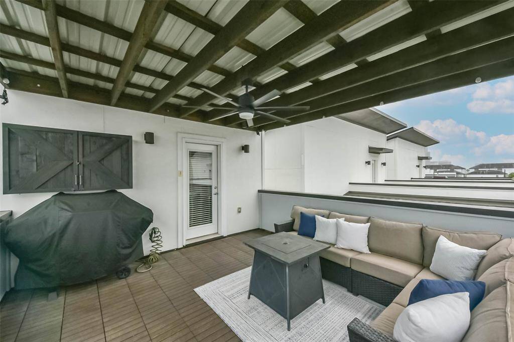 This spacious rooftop patiooffers a covered pergola with aceiling fan for comfort andshade. Enjoy outdoorentertaining with plenty of spacefor seating, grilling, and relaxing.Watch TV under the open sky orhost gatherings with stunningcity views. The wood-lookflooring and modern railingenhance the stylish design,making this private retreatperfect for both entertaining andunwinding.