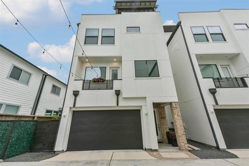 This modern gated communityoffers security and style in aprime location. Featuringcontemporary architecture, treelined streets, and a wellmaintained entrance, theneighborhood provides a blendof privacy and convenience.Enjoy easy access to nearbydining, shopping, andentertainment while cominghome to a peaceful, upscalesetting.