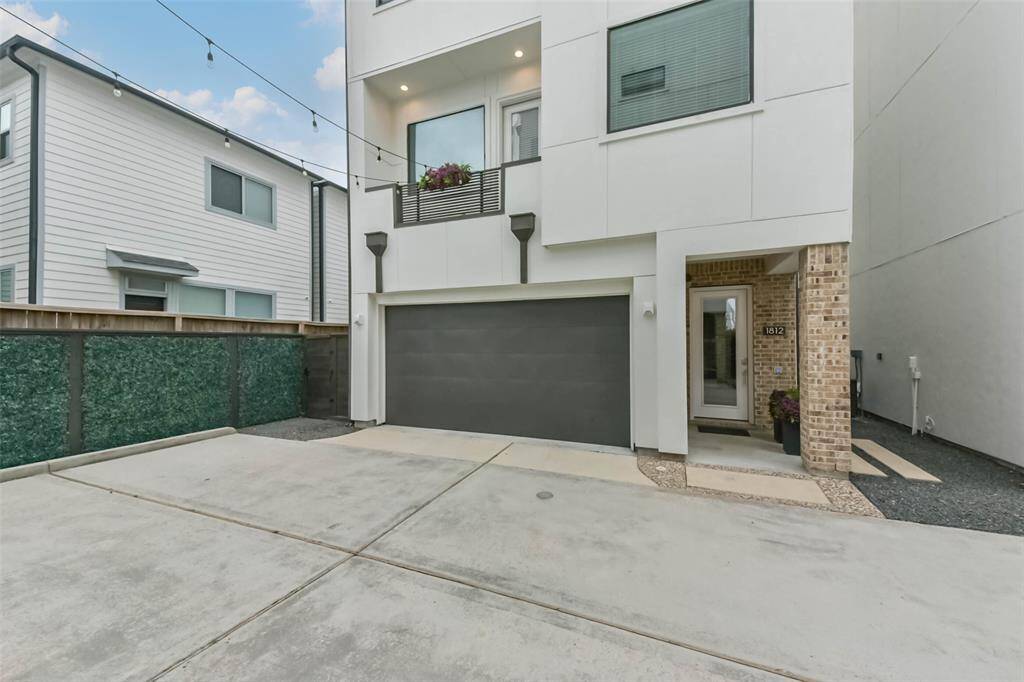 This modern gated communityoffers security and style in aprime location. Featuringcontemporary architecture, treelined streets, and a wellmaintained entrance, theneighborhood provides a blendof privacy and convenience.Enjoy easy access to nearbydining, shopping, andentertainment while cominghome to a peaceful, upscalesetting.
