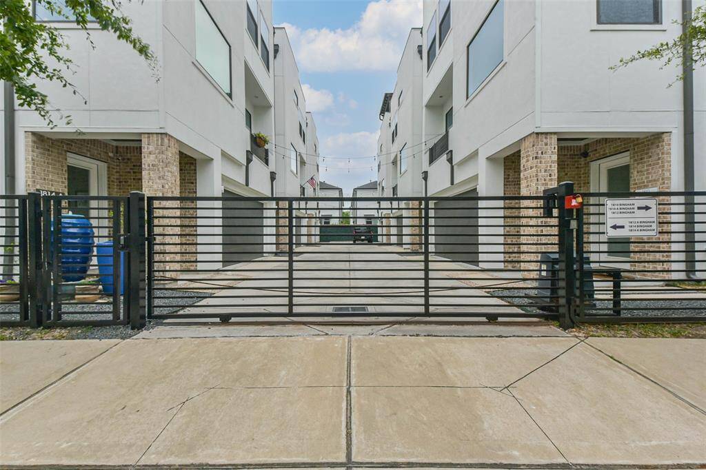 This modern gated communityoffers security and style in aprime location. Featuringcontemporary architecture, treelined streets, and a wellmaintained entrance, theneighborhood provides a blendof privacy and convenience.Enjoy easy access to nearbydining, shopping, andentertainment while cominghome to a peaceful, upscalesetting.