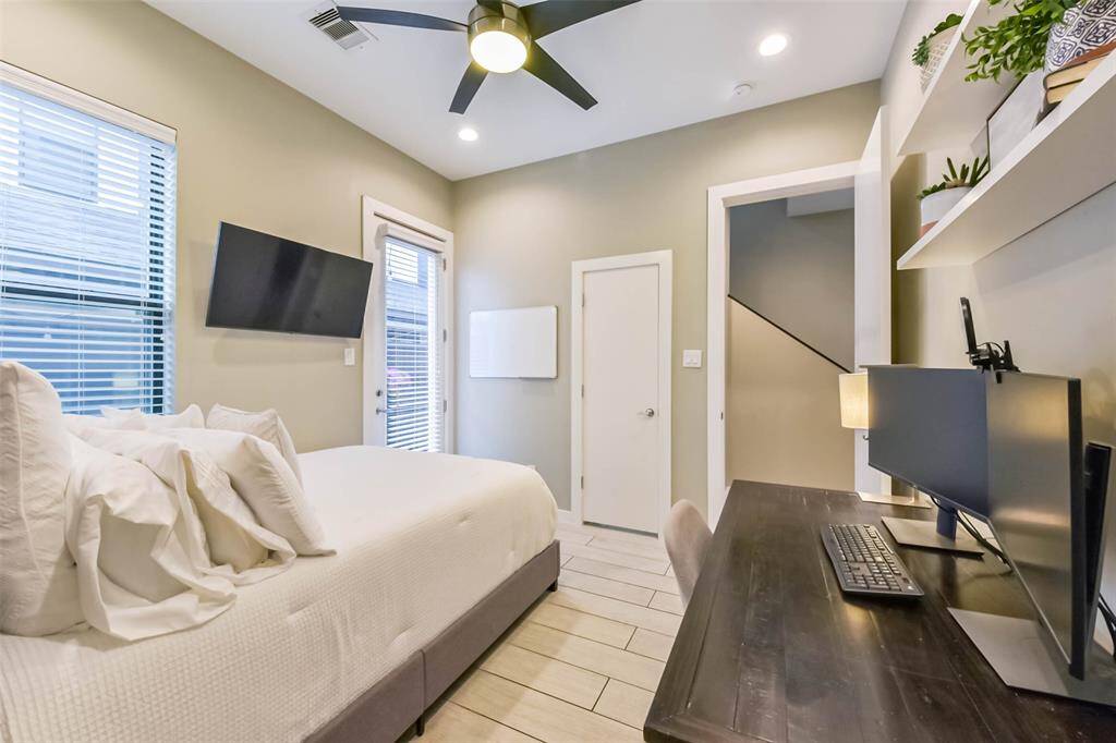 This first-floor bedroom offersprivacy and convenience,featuring direct access to theoutdoor space through a glasspaneled door. A large windowallows for natural light, whileneutral tones create a relaxingambiance. The en-suitebathroom and spacious layoutmake it an ideal guest suite orsecondary bedroom.