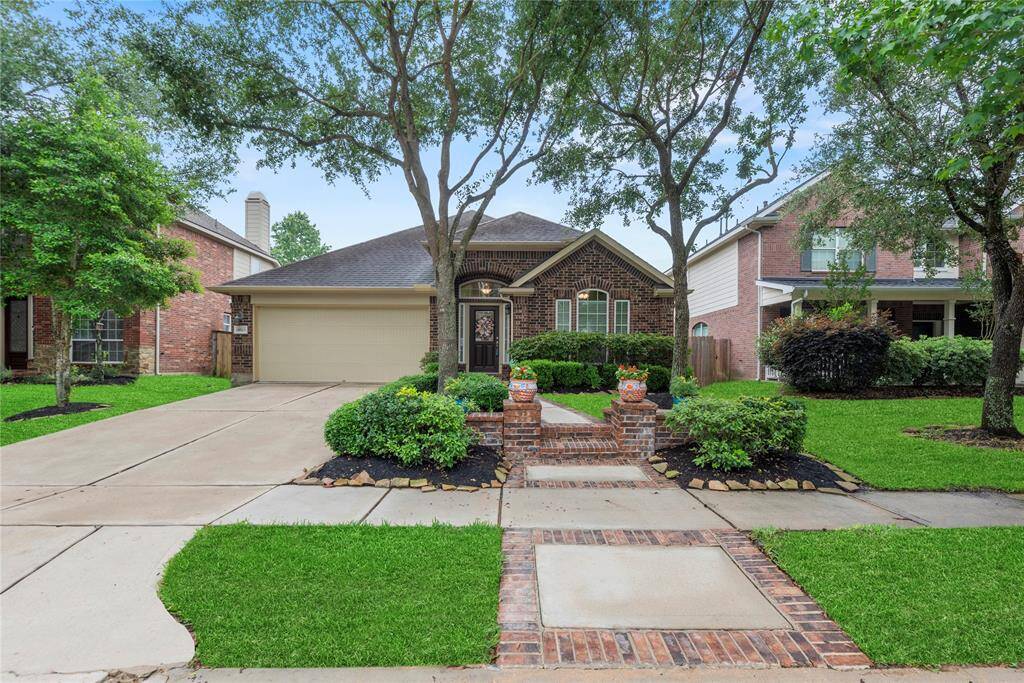 Welcome to 18523 W. Laura Shore Drive.