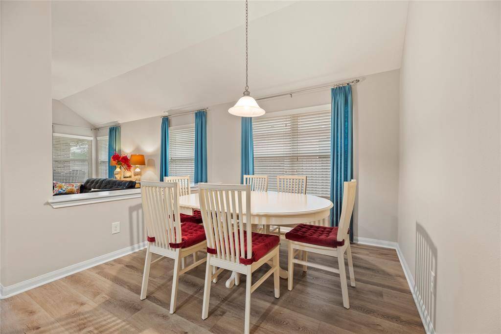 Charming breakfast area off the kitchen.