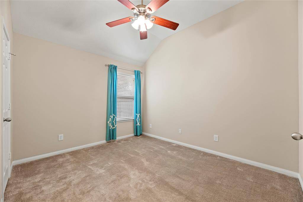 Secondary bedroom.