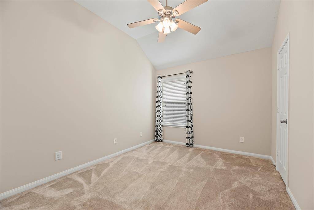 Secondary bedroom.