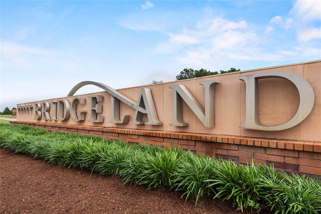 Bridgeland is a master-planned community with activity centers, themed parks, pocket parks, swimming pools, 18-hole disc golf course, sand volleyball court, basketball court, tennis courts, 250 miles of trails, shopping, dining, home to multiple CFISD schools and more.