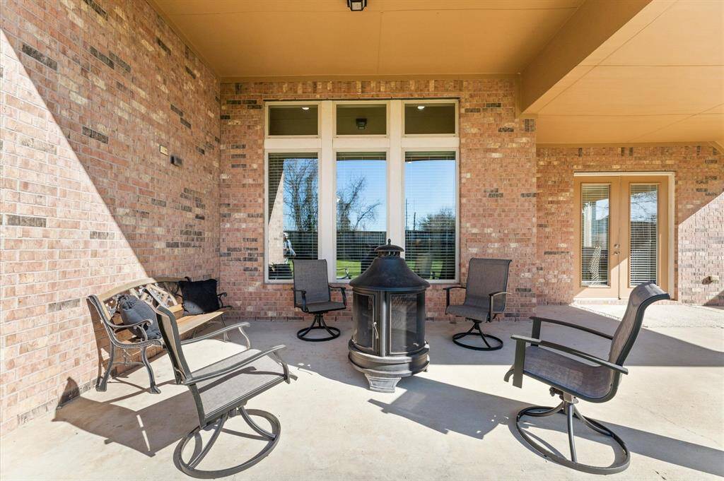 Huge covered patio.