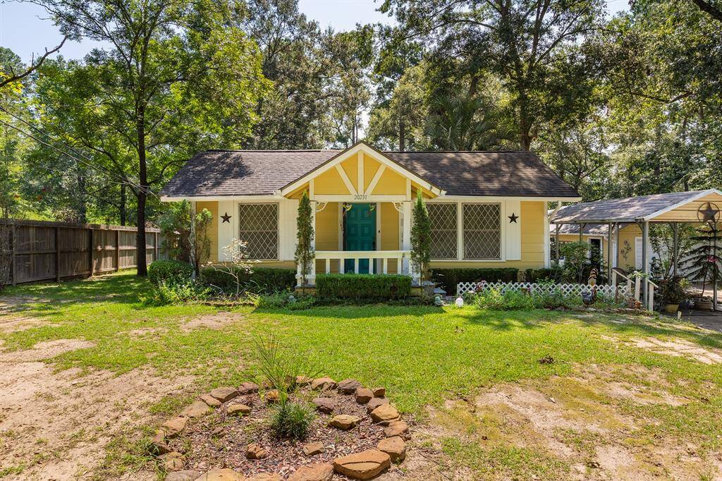 Charming farmhouse on private street close to 99