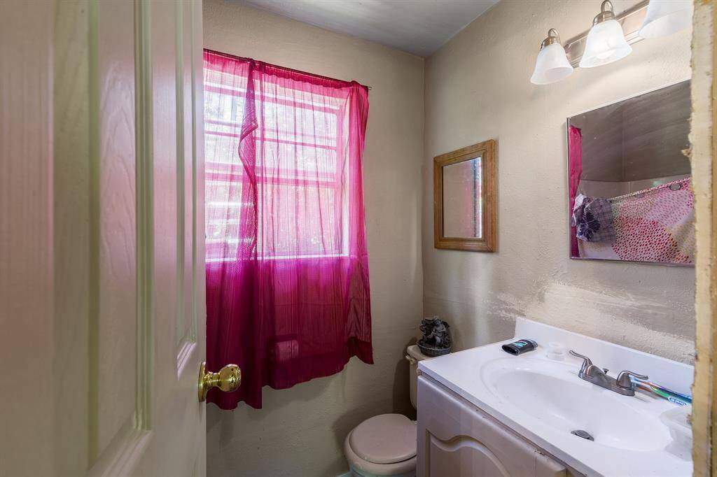 Full bathroom inside the pool house