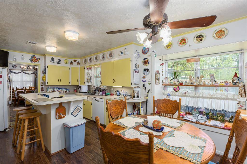 Country charm abounds in this kitchen