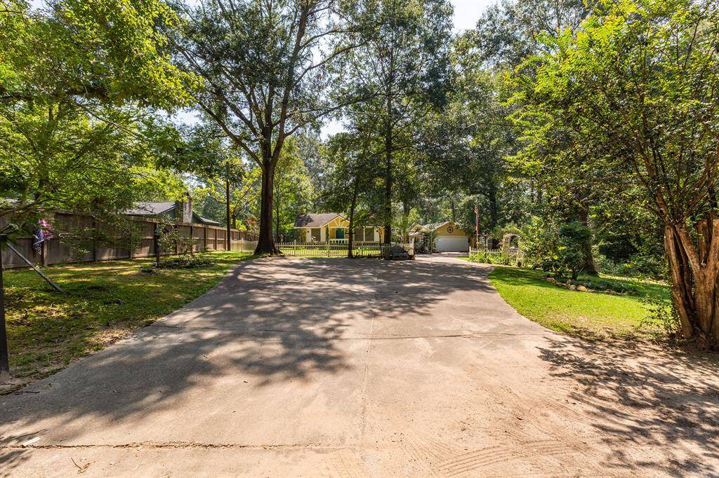 Long driveway with plenty of parking