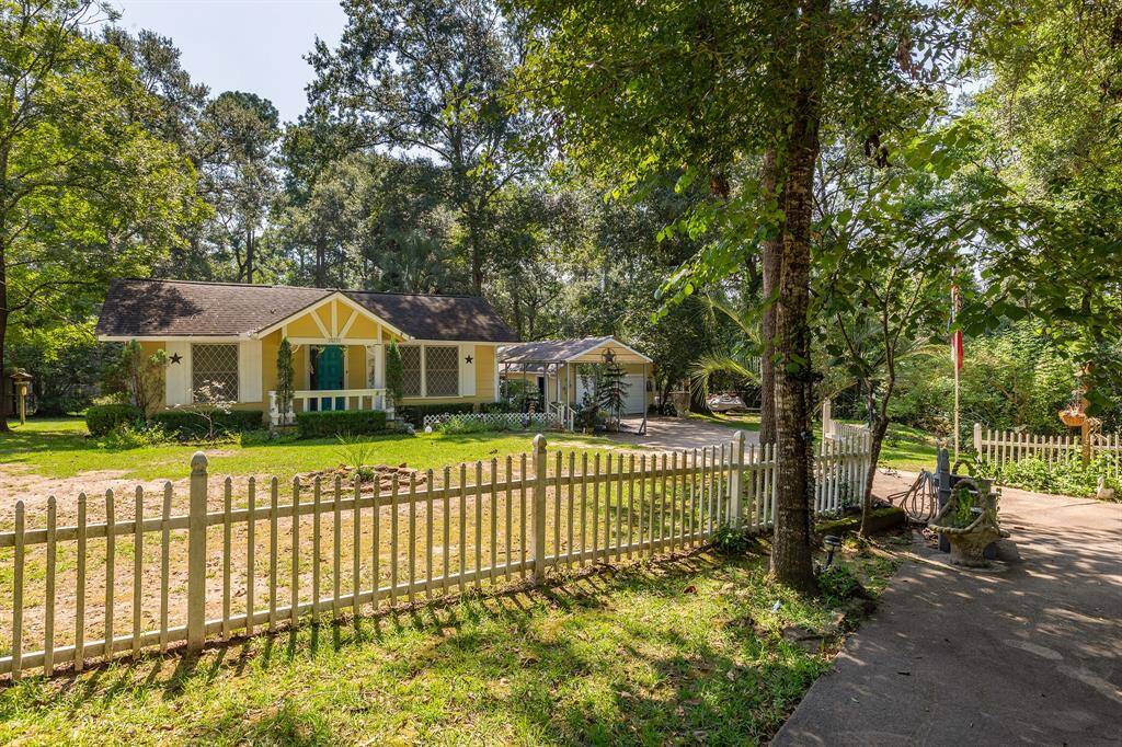 Huge yard and tons of privacy!