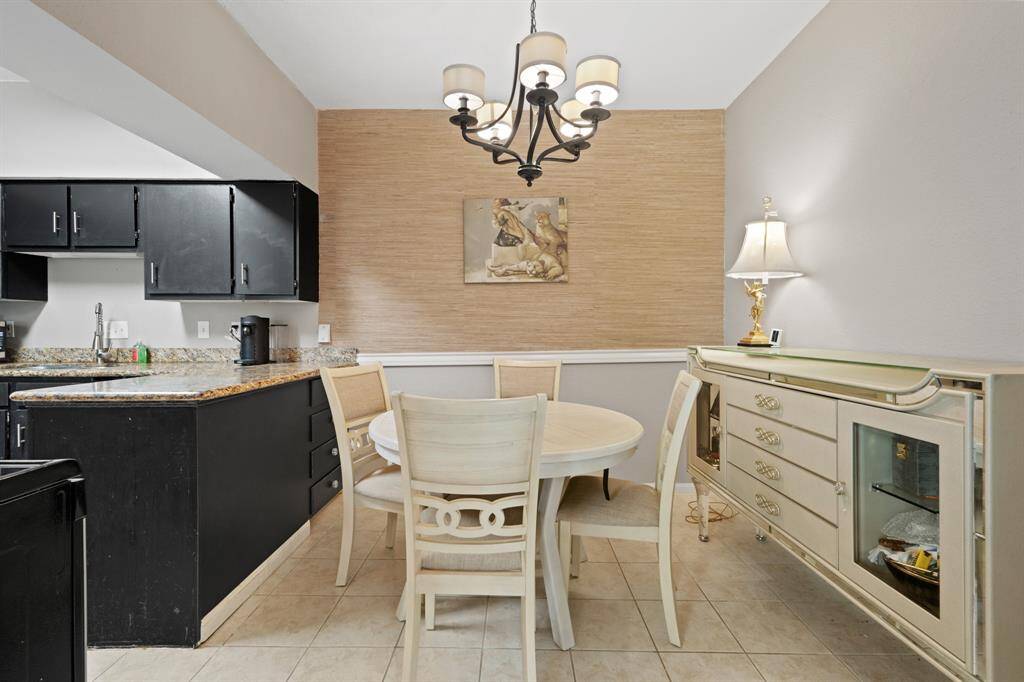 The dining area offers a comfortable and functional space, well-suited for everyday meals and gatherings. Its open layout ensures a smooth connection to the surrounding areas, making it both practical and inviting.