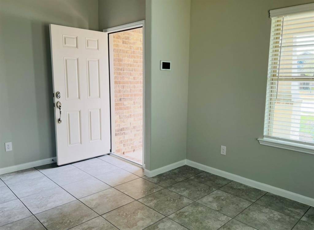 Right off the bat, Morgan’s Landing has you can relaxing knowing your Amazon packages are safer than your grandma’s secret chili recipe. It’s secure, it’s serene, and it’s sweet-as-pecan-pie Texas living.