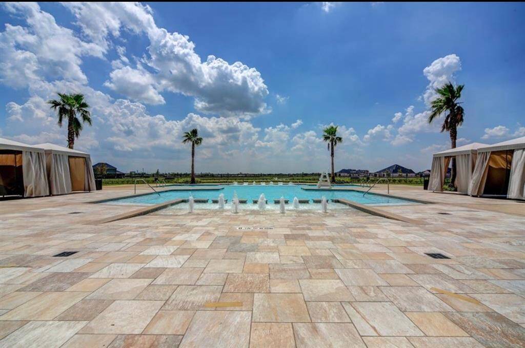 And let’s not forget shopping, dining, great schools, and convenient commutes. Everything you need is within reach, yet far enough that you still get that peaceful, easygoing lifestyle Morgan’s Landing does so well.
