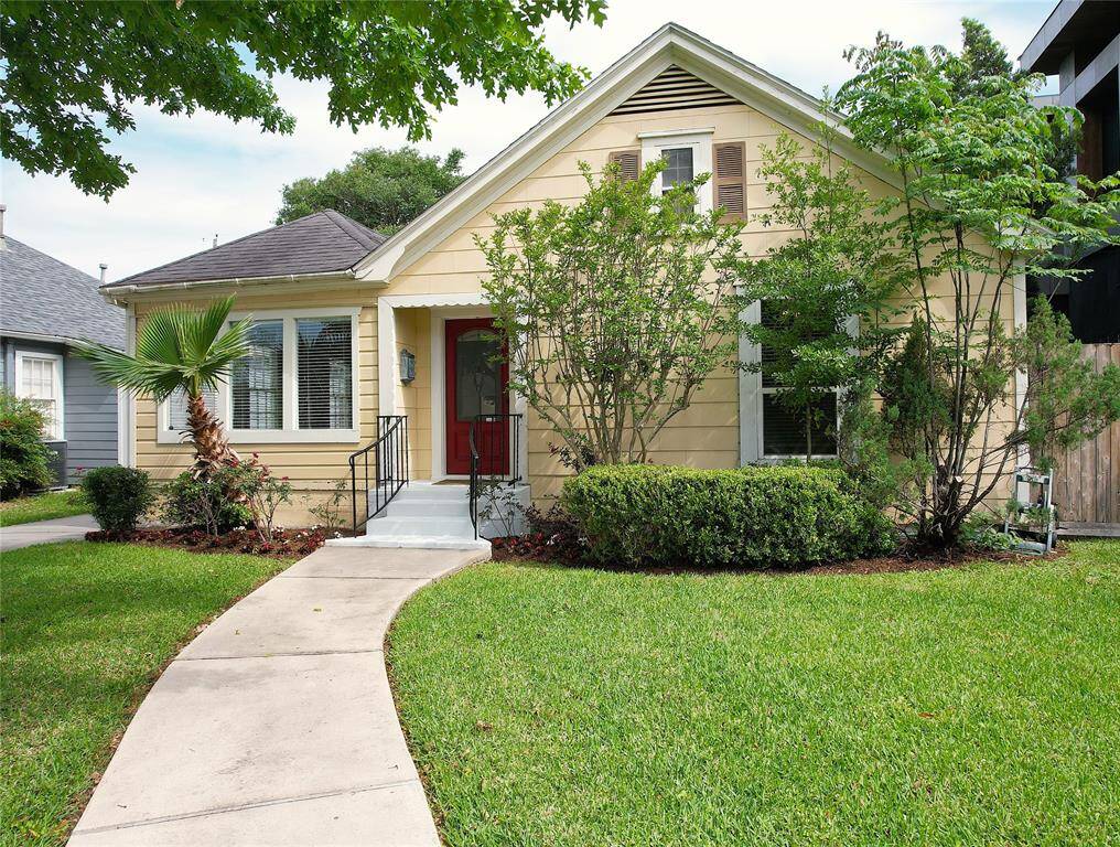 Charming single-story home in the heart of highly sought after Medical Center/Rice University area. An ideal starting home, with a 6,050 sq ft lot to expand or build your future dream home.
