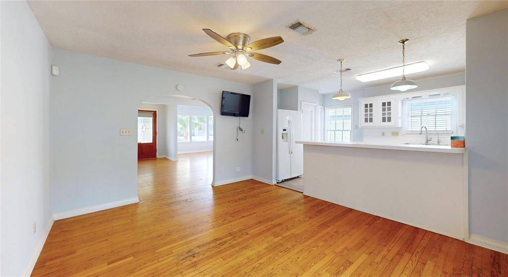 Dinning room area leading to the living room and next to the kitchen.