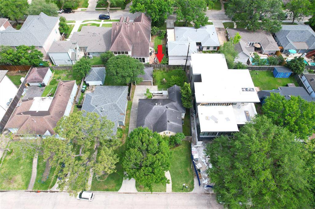 Another view of the property facing North, in a prime location of the neighborhood.