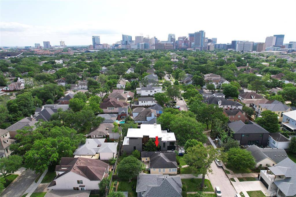 An aerial view of the property in respect to the street leading to Texas Medical Center. The Rice Village is a few streets away from the property (walking distance). Please note the Rice University on the upper left of this picture. Many finished new constructions surrond this property with the last one remaining to be completed.