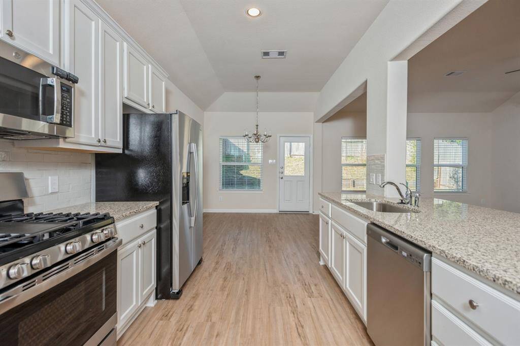 Kitchen with Granite, Island w/ breakfast bar and SS Appliances