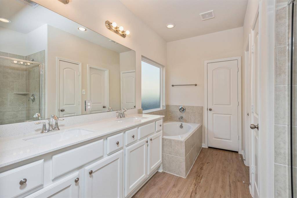 Primary Bath w/ Dual sinks, Walk in Shower and separate Soaking tub