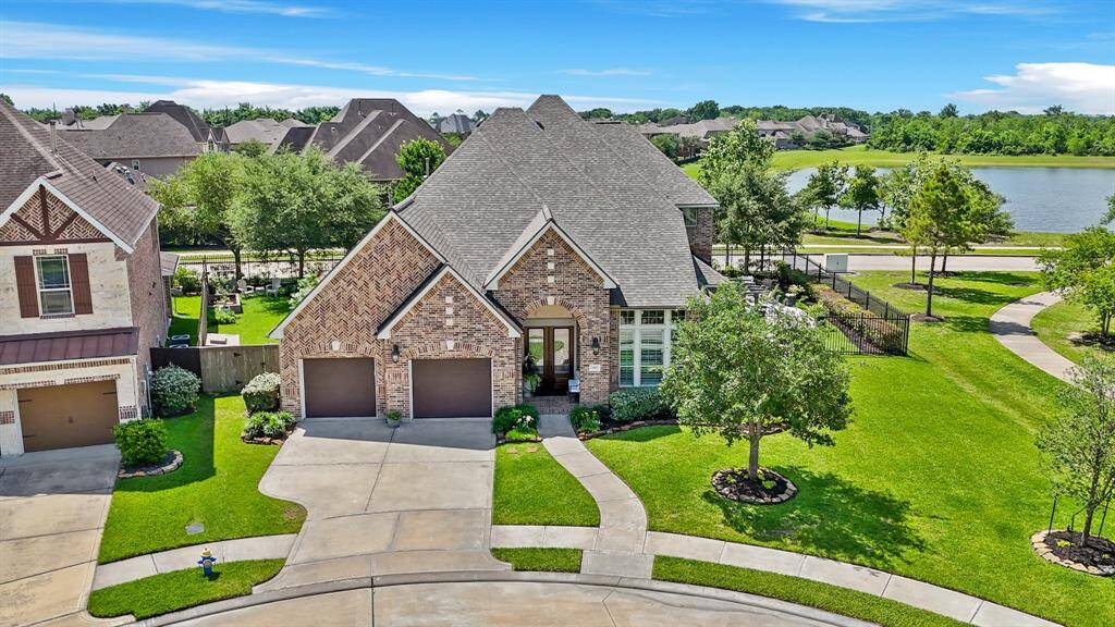 Welcome to luxury lakeside living the charming community of Sedona Lakes in Manvel, Texas.