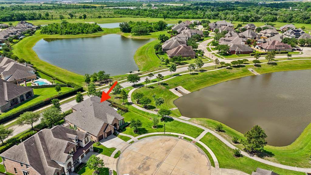 Located at the end of a cul-de-sac, you'll enjoy no neighbors on 2 sides, lake views from almost every angle and convenient access to neighborhood walking/jogging trails.