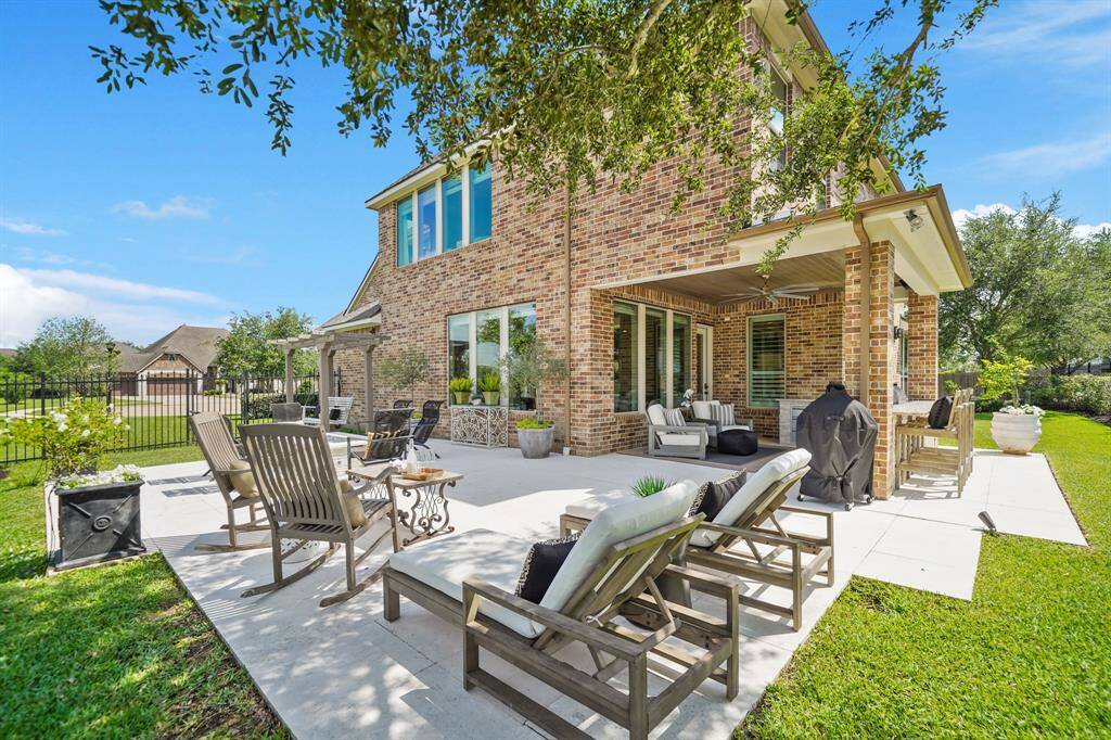 This is sure to become your favorite place to relax with sunset views, an almost constant breeze and lake views!