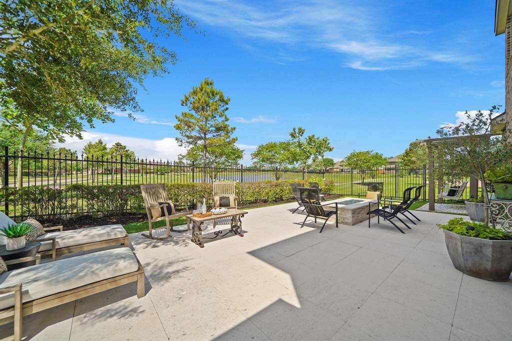 Plenty of space to entertain family and friends.