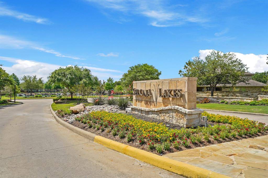 Sedona Lakes is a smaller planned community located in Manvel, Texas offering a lower tax rate than many surrounding communities and easy access to Hwy 288, affording easy access to the Texas Medical Center, Freeport, and Houston.  Upscale shopping and dining are just minutes away and the area boasts highly rated Alvin ISD schools.
