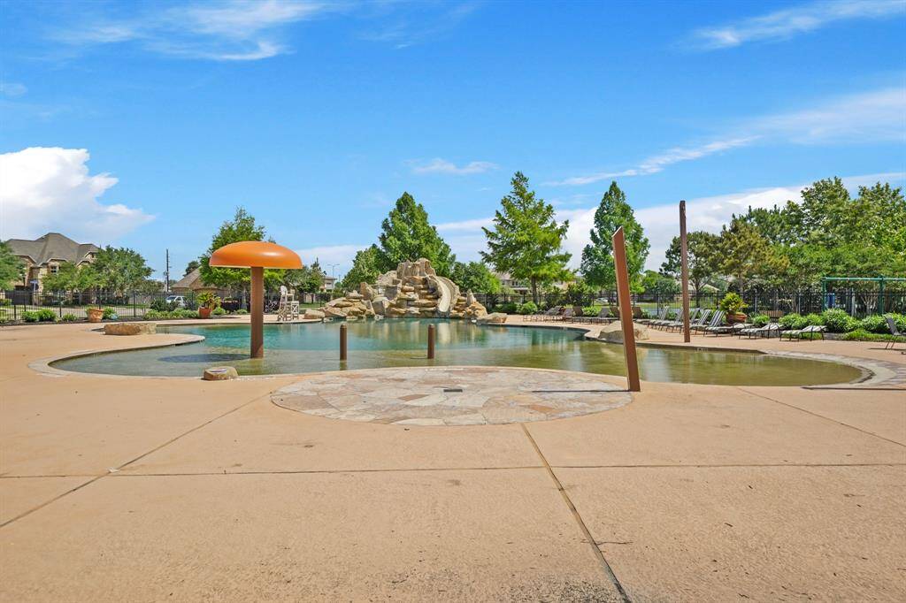 Sedona Lakes offers an abundance of lifestyle amenities including this community pool and splash pad, lakes, parks and walking trails.