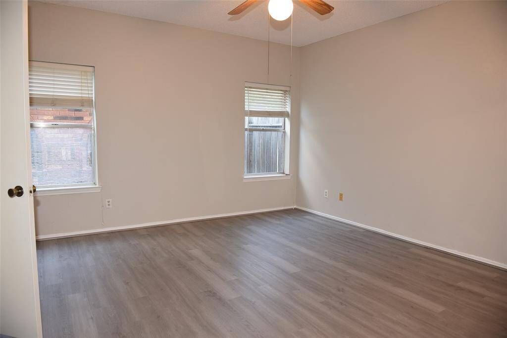 large master bed room down stairs with ceiling fan