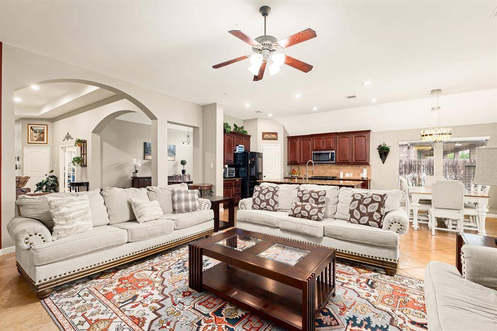 The living area offers an airy atmosphere, accentuated by soaring ceilings and neutral tones.
