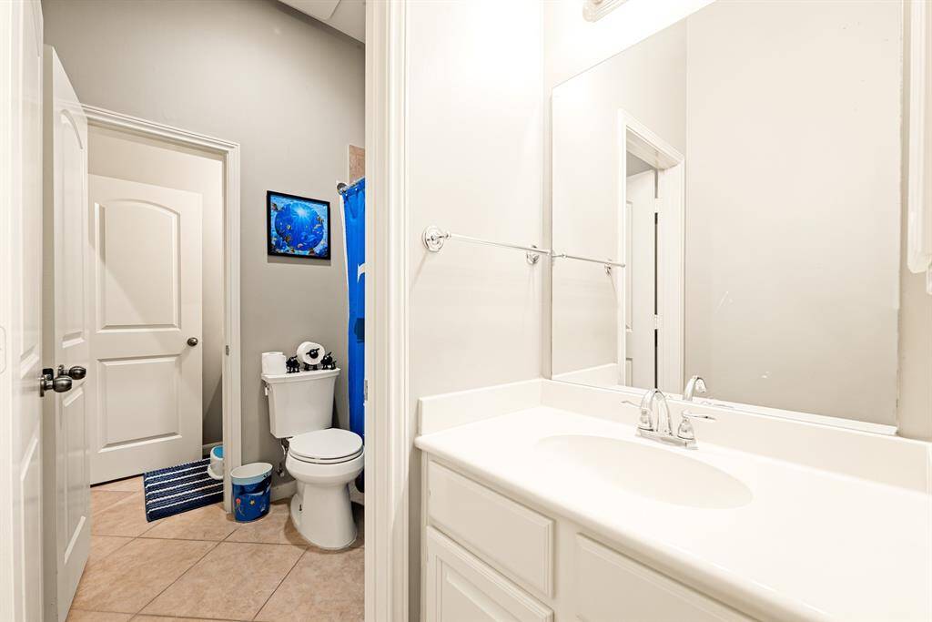 Crisp and bright, this full Hollywood bathroom features a spacious vanity for guests and a second en-suite vanity for the adjoining bedroom with neutral finishes ready for any style.
