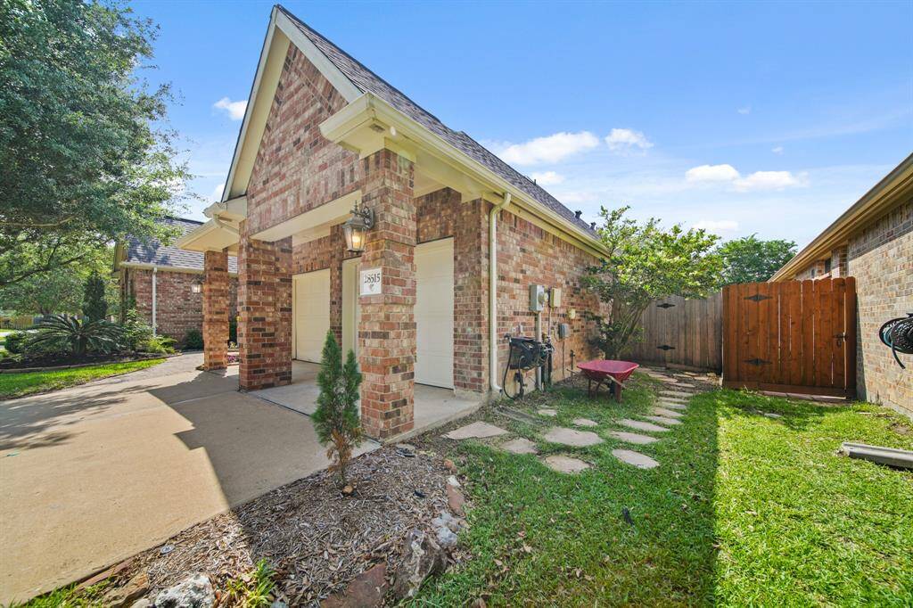 Expansive double driveway with a spacious 3-car tandem garage.