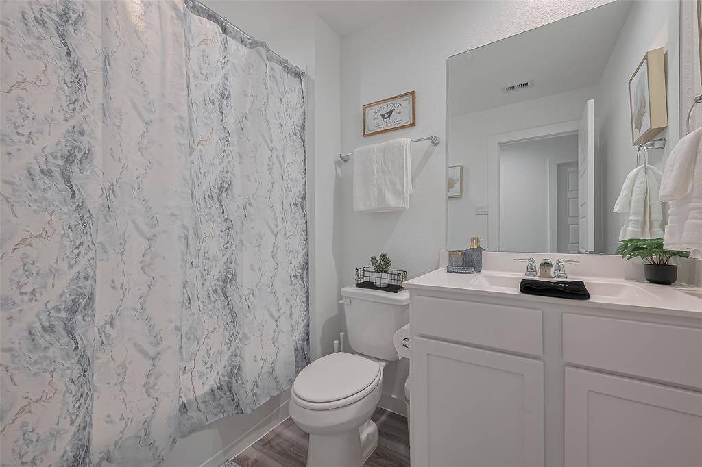 Full bath on 2nd floor