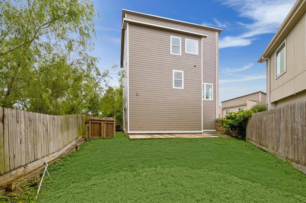 The side yard is a bonus - not many townhomes have their own yard!