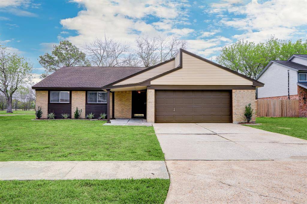 Welcome to 317 E. Castle Harbour! Fresh landscaping gives this home a pop of life!