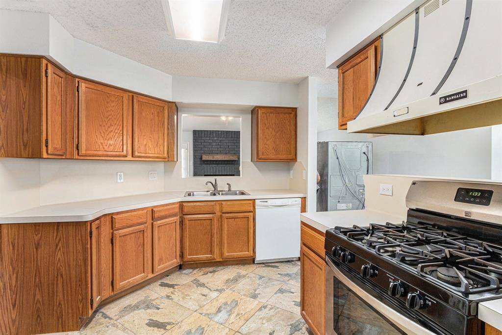 Cabinets and counterspace galore