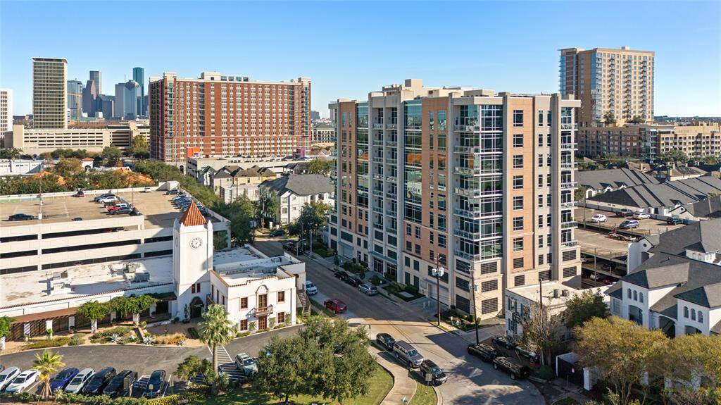 Welcome to Riva at the Park, an impressive high-rise nestled in the heart of Houston, offering luxury living with exceptional amenities, including 24-hour concierge service, secure access, a state-of-the-art fitness facility, and a rooftop community room and gardens with breathtaking city views.