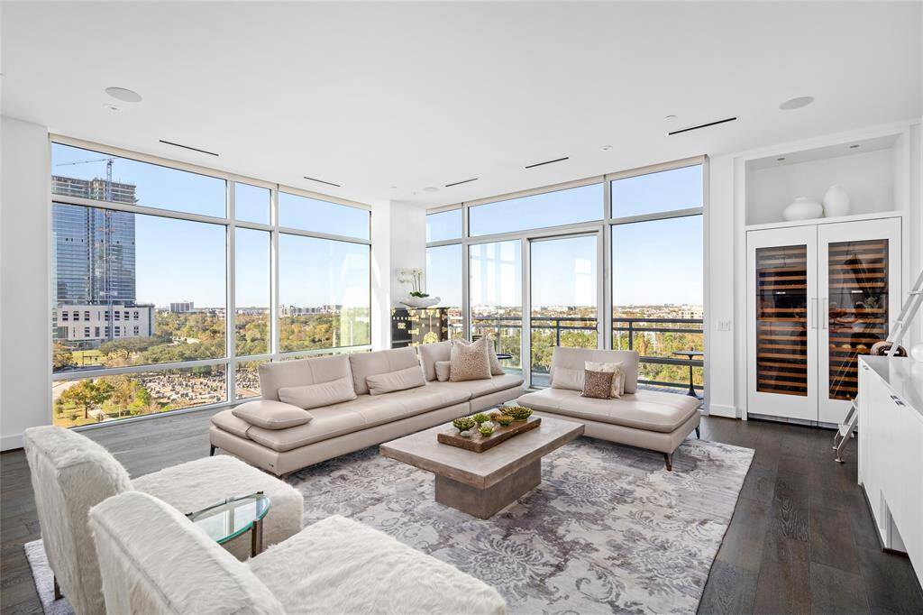 Prepare to be captivated by the breathtaking views of Houston's skyline and verdant green spaces from this exquisite 9th-floor luxury condo at Riva at the Park. Expansive floor-to-ceiling windows flood the space with natural light, seamlessly blending the beauty of the outdoors with the elegance of the interior.