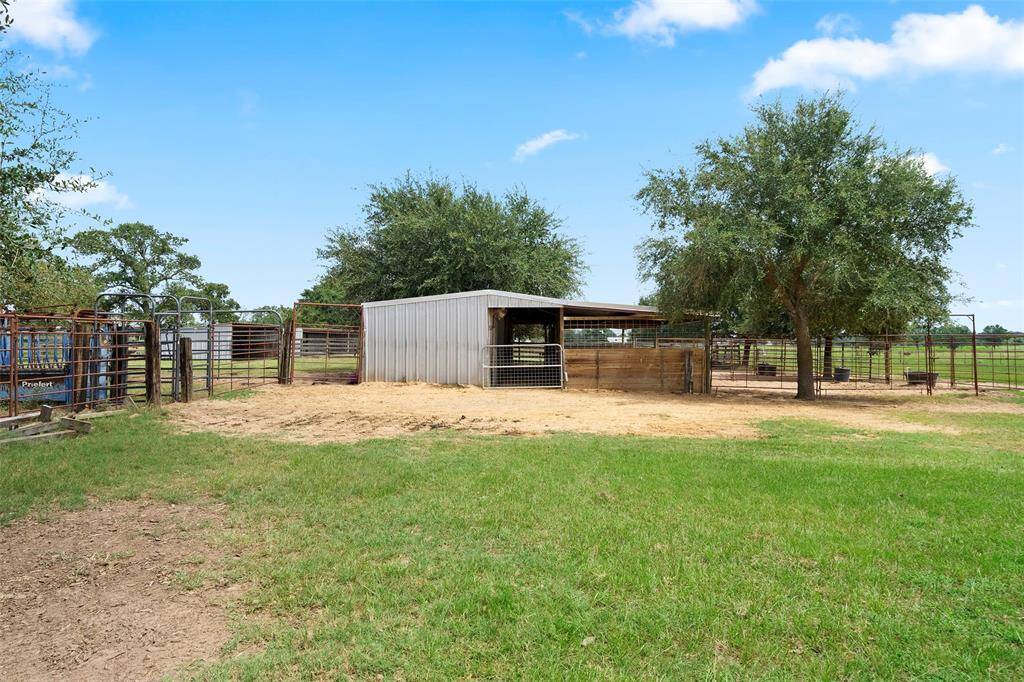 This well-shaded pen with attached shelter provides a convenient space for livestock rotation or quarantine. Tenants are responsible for upkeep, ensuring facilities remain clean and animals are well-managed.