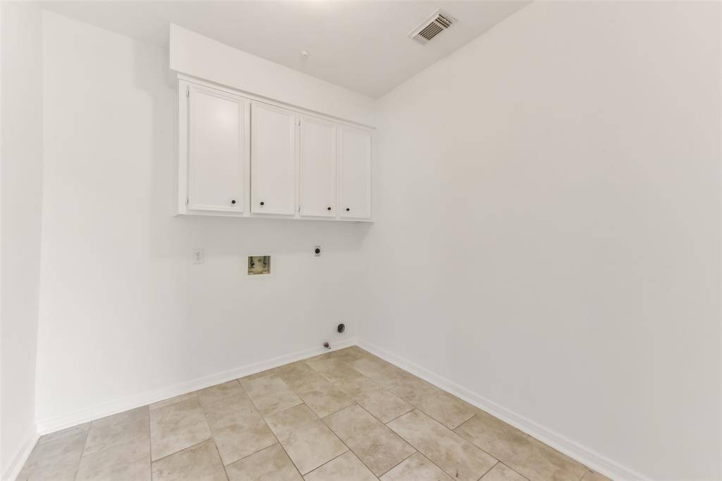 ELEGANT FORMAL LIVING AREA FEATURES CROWN MOULDING AND NEUTRAL PAINT. THIS SPACE WOULD MAKE A GREAT HOME OFFICE, AS WELL.