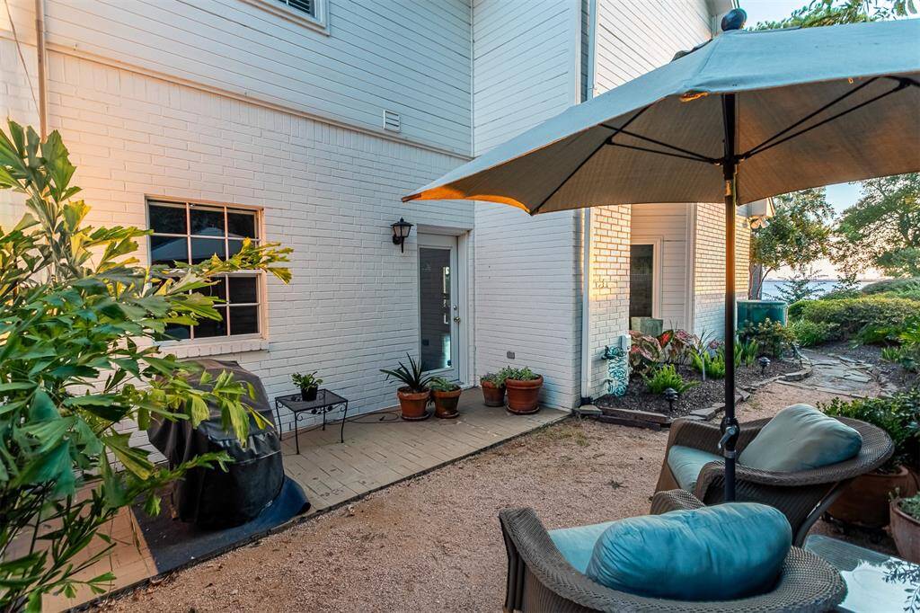 Side sitting area