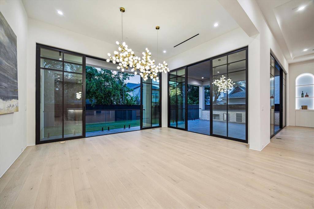 A light-filled centerpiece for both family dining and formal entertaining. All three adjacent curtain walls of glass have sliding doors which open onto the 22x20 slate covered porch to provide an immense area for entertaining.